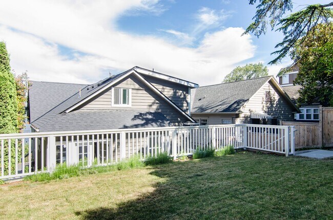 Building Photo - 4Bd/3.5Ba Seattle Home