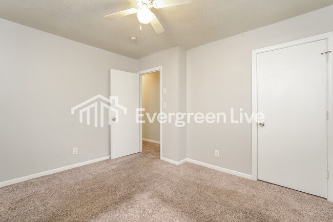 Building Photo - 1708 Cedrow Dr