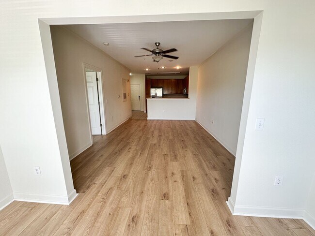 Building Photo - B2808