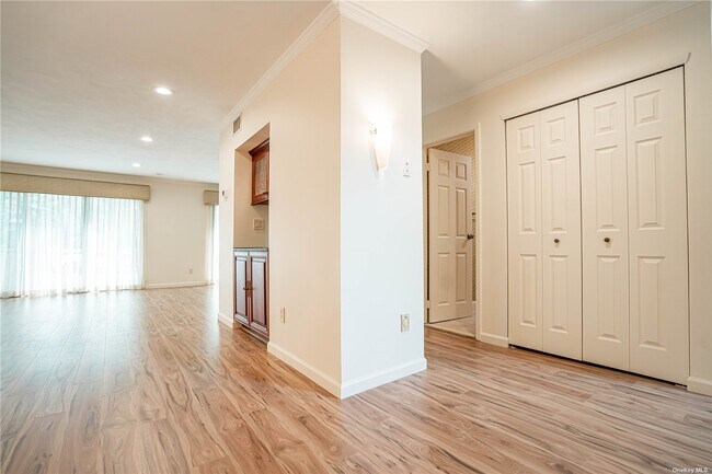 Building Photo - 30 Club Dr S