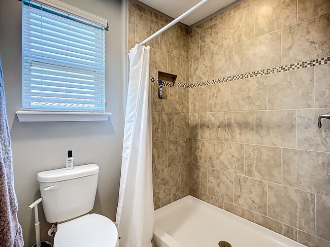 Building Photo - 3009 Esmeralda Dr