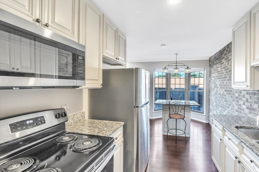 Building Photo - 22224 Edgewater