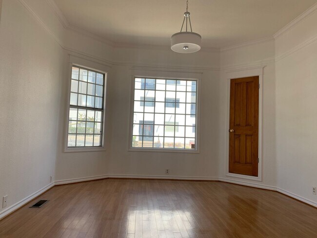 Building Photo - Charming Vintage Two-Bedroom Bungalow with Dining Room & Office