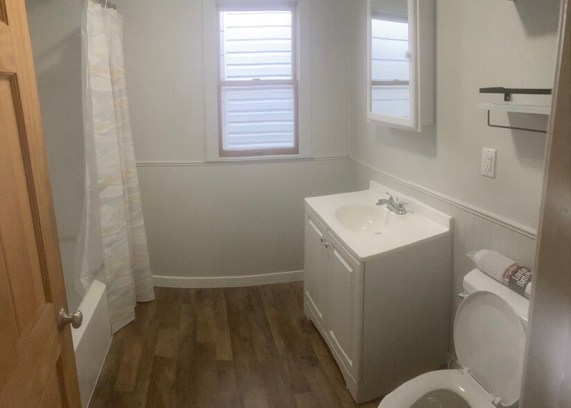 Bathroom4 - 533 Jackson Ave