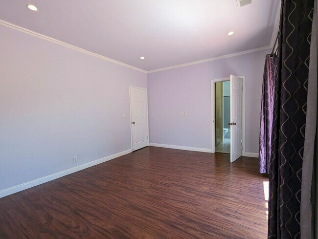 Building Photo - 209 N Idaho St