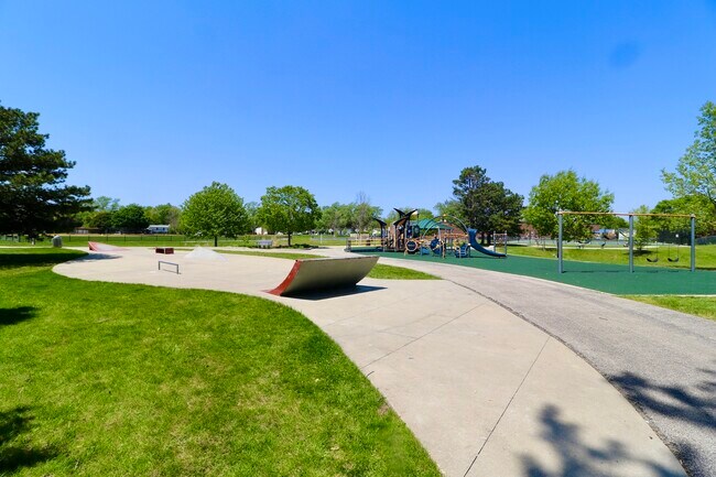 Building Photo - 12 Oak Creek Dr