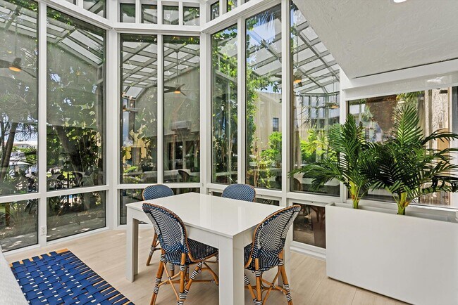 Building Photo - 1013 Bel Air Dr