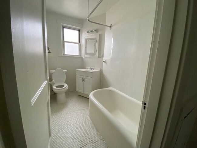 Building Photo - Available October 22, 2025, Lease will end...