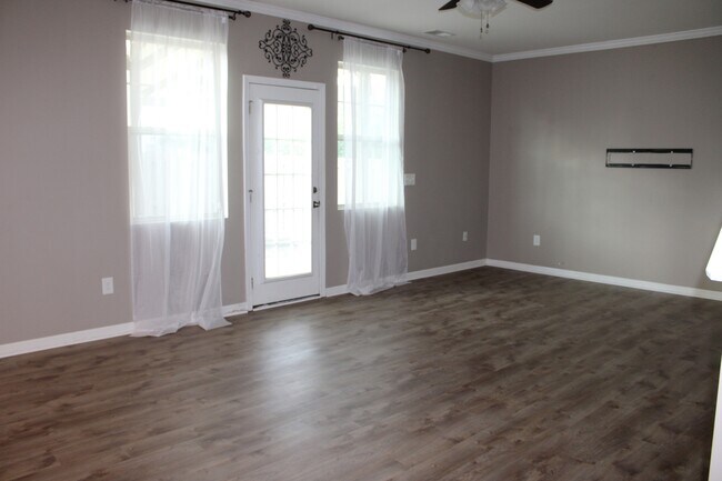 Building Photo - 138 Lyonshall St