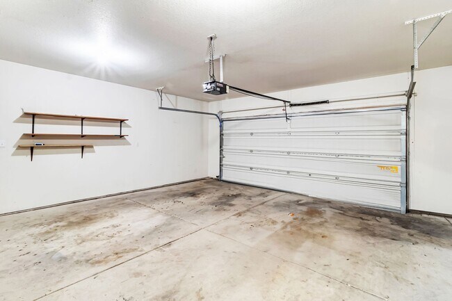 Building Photo - 3 bedroom home with fenced yard and garage in desirable neighborhood!