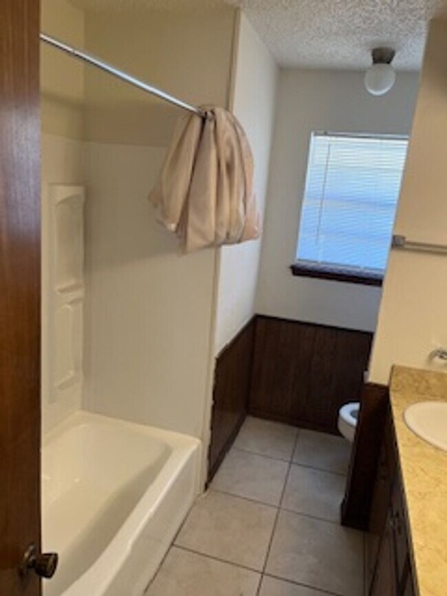 Building Photo - Hot Rental