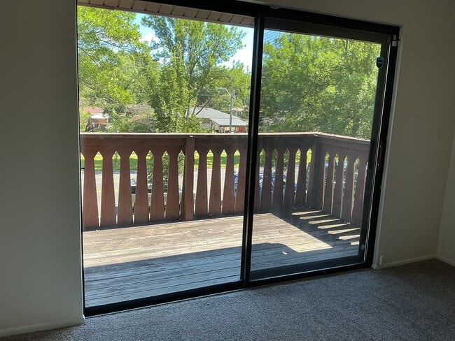Building Photo - 2 Bedroom Upper Condo with parking