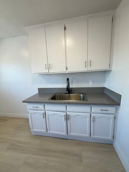 Building Photo - 600 W 93rd St