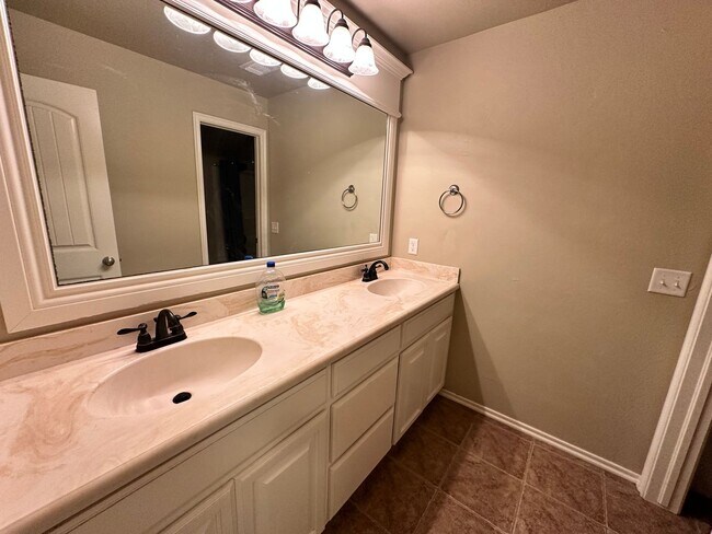 Building Photo - 4 bed 2 bath in Edmond