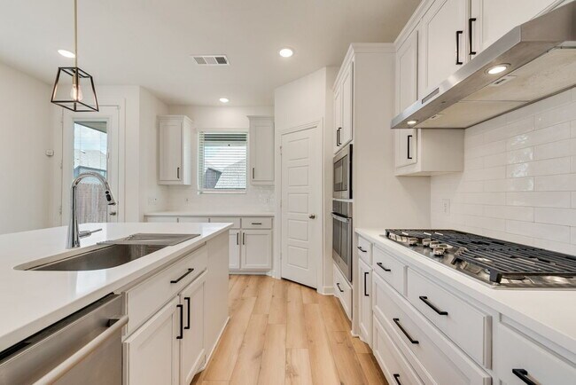 Building Photo - Beautiful 5 bedroom 3 full bath home in the heart of Heartland!