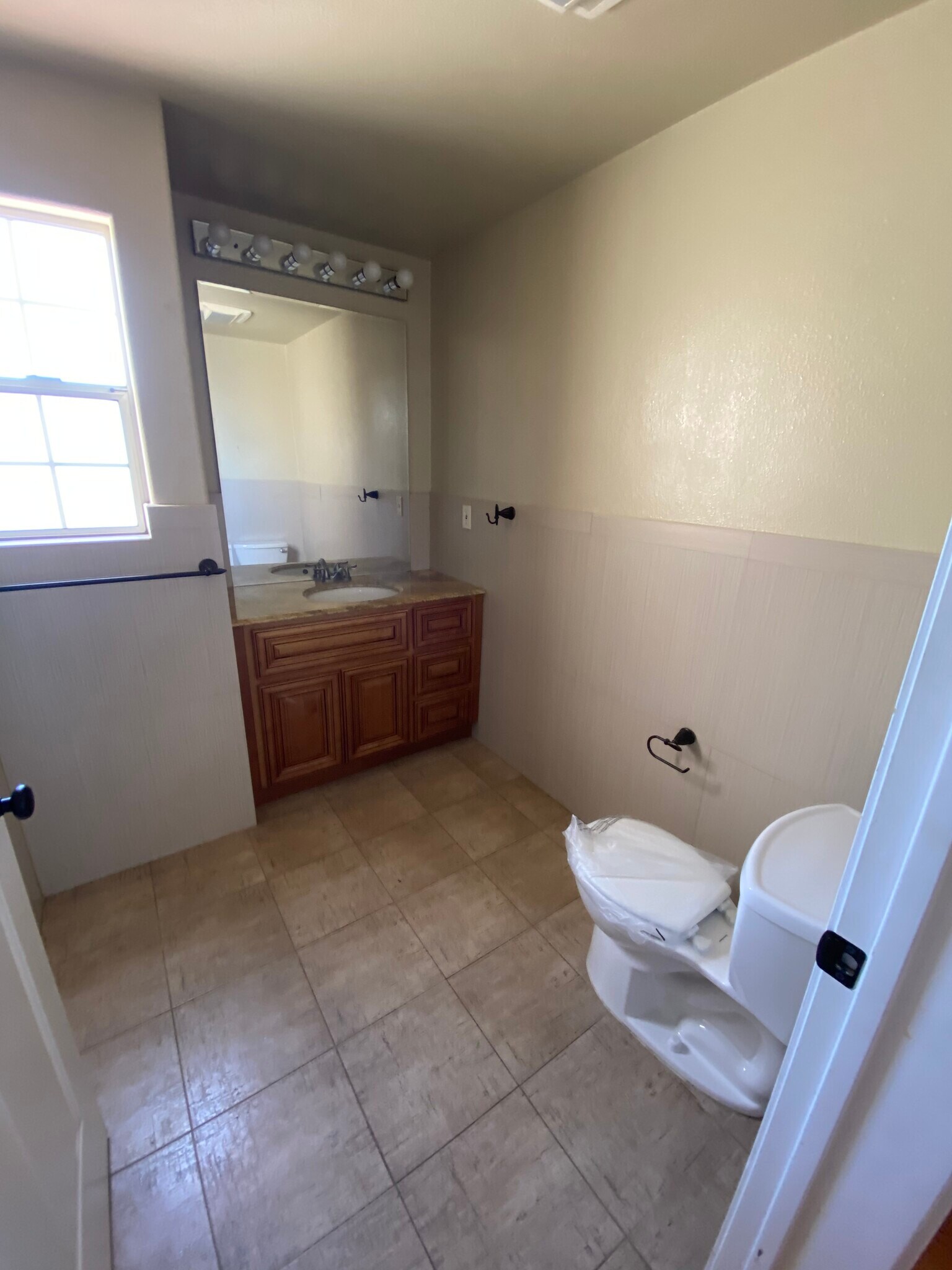 Building Photo - 428 E Santa Anita Ave