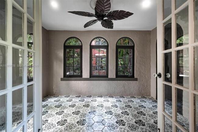 Building Photo - 447 Giralda Ave