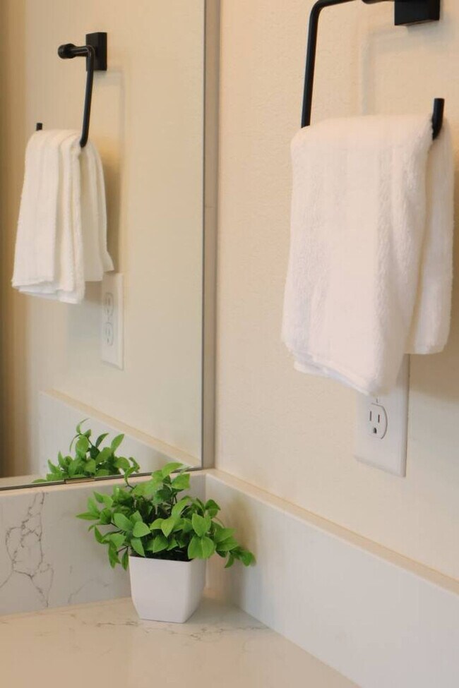 Building Photo - 204 E 35th St