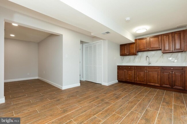 Building Photo - 9004 Roundleaf Way