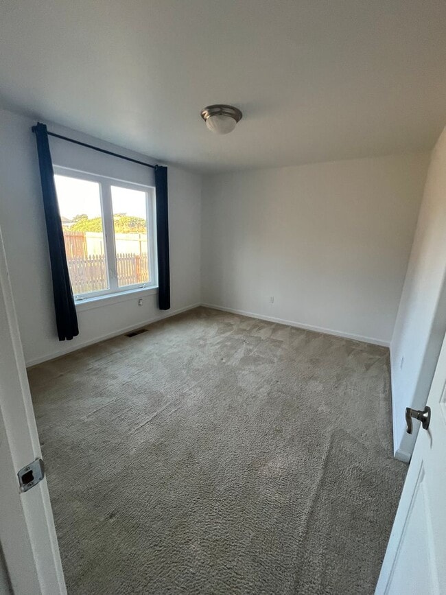 Building Photo - Beautiful 3 bedroom, 2 1/2 bath House with Ocean View!