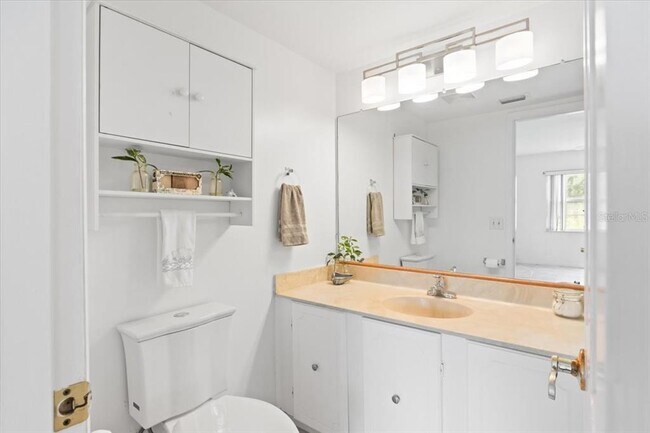 Building Photo - 3800 Saxon Dr