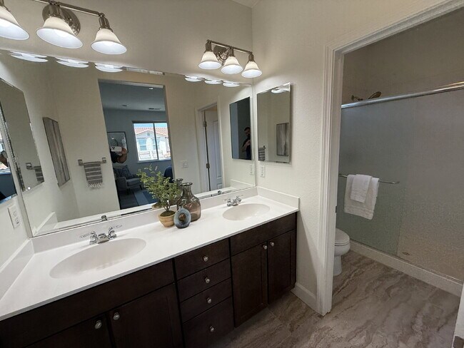 Building Photo - Beautiful Newer Built 3 Bed/2.5 Bath Detac...