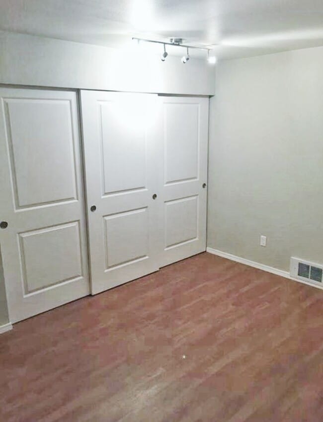 Building Photo - Ground level spacious condo