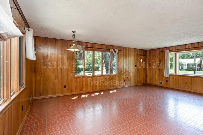 Building Photo - 3233 Holly Hill Dr