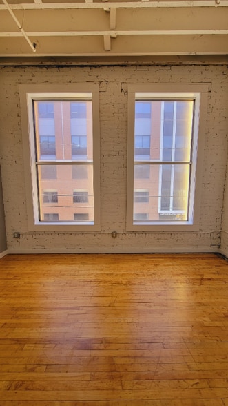 Building Photo - 722 Commerce St