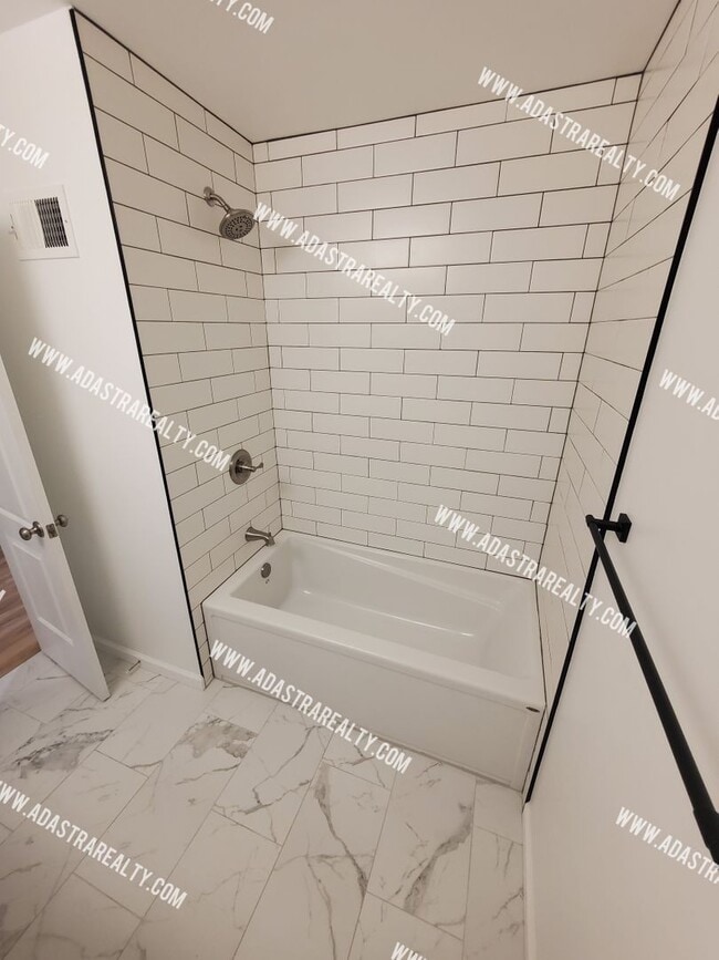 Building Photo - Absolutley Beautiful 4 Bedroom 2.5 Bath Overland Park Home-Available NOW!!