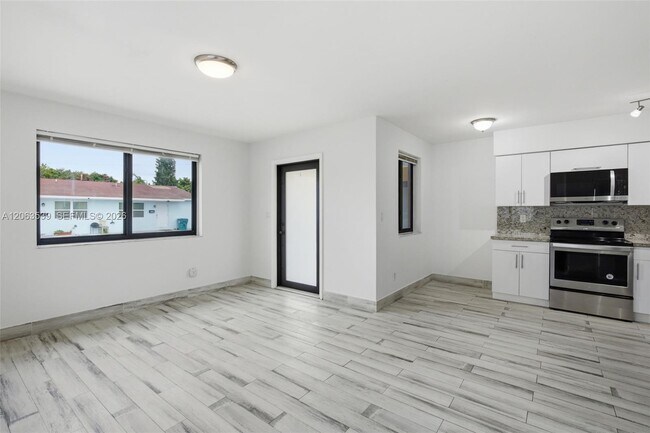 Building Photo - 2627 SW 29th Ave