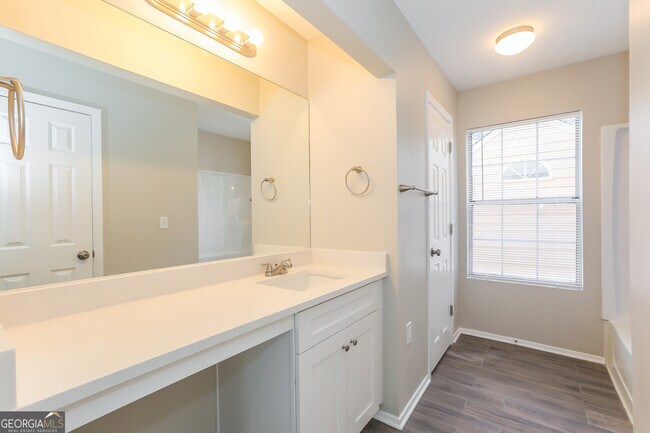 Building Photo - 3020 Linden Dr
