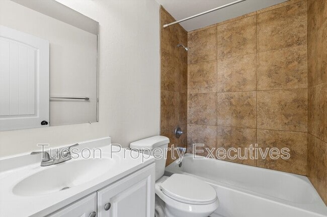 Building Photo - 227 E Waverly St