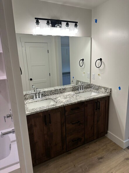 Building Photo - 520 E South Weber Dr