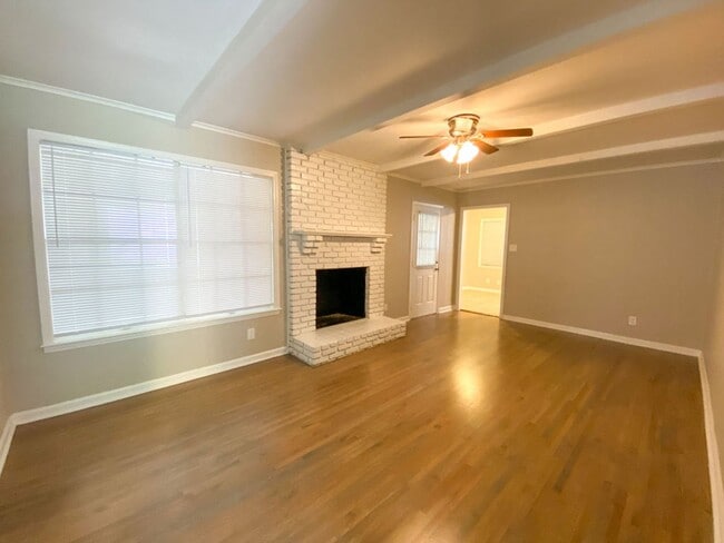 Building Photo - Large 3 bed, 2 bath home near Raines and I...