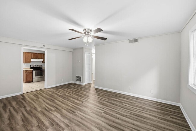 Building Photo - 1621 Line Cir