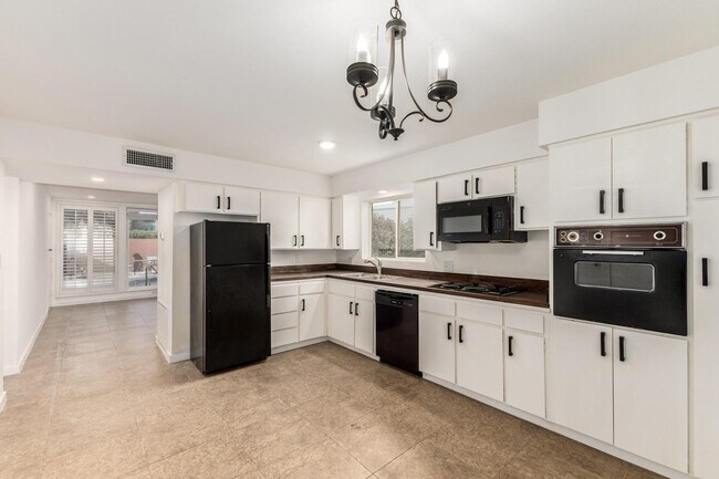 Building Photo - 6935 E 4th St