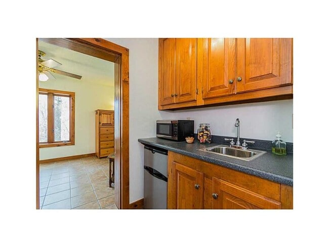 Building Photo - 4 bedroom rustic home, private acreage