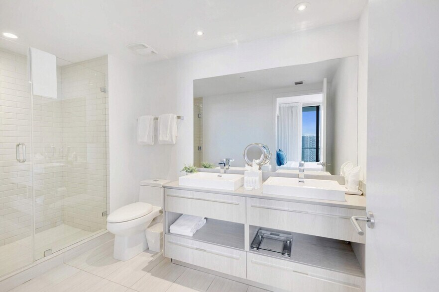 Building Photo - 4010 S Ocean Dr