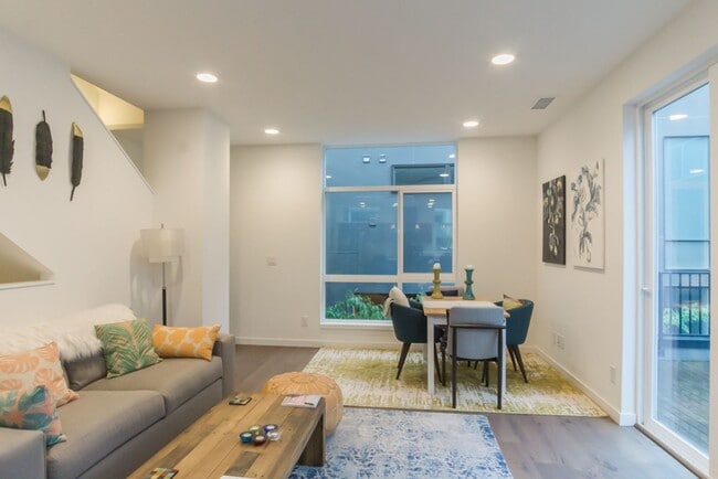 Building Photo - 3Bd/3Ba Seattle Townhouse