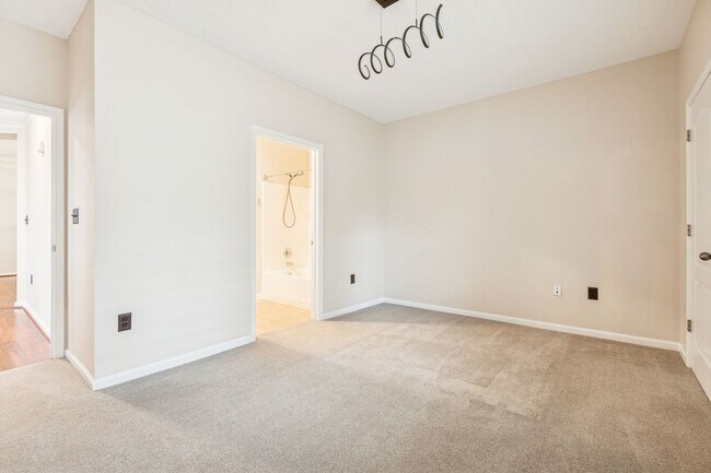 Building Photo - Riverside  Condo-RARE-Ready Now