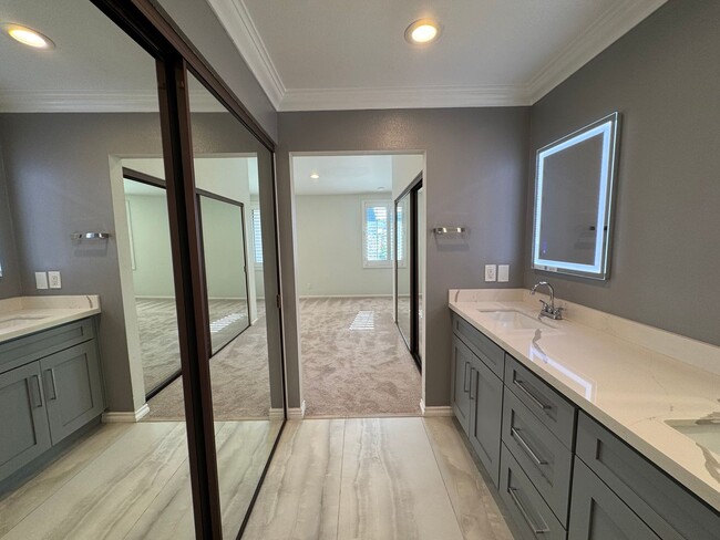 Building Photo - Charming 3Bd/2.5Ba w/Private Yard and New ...