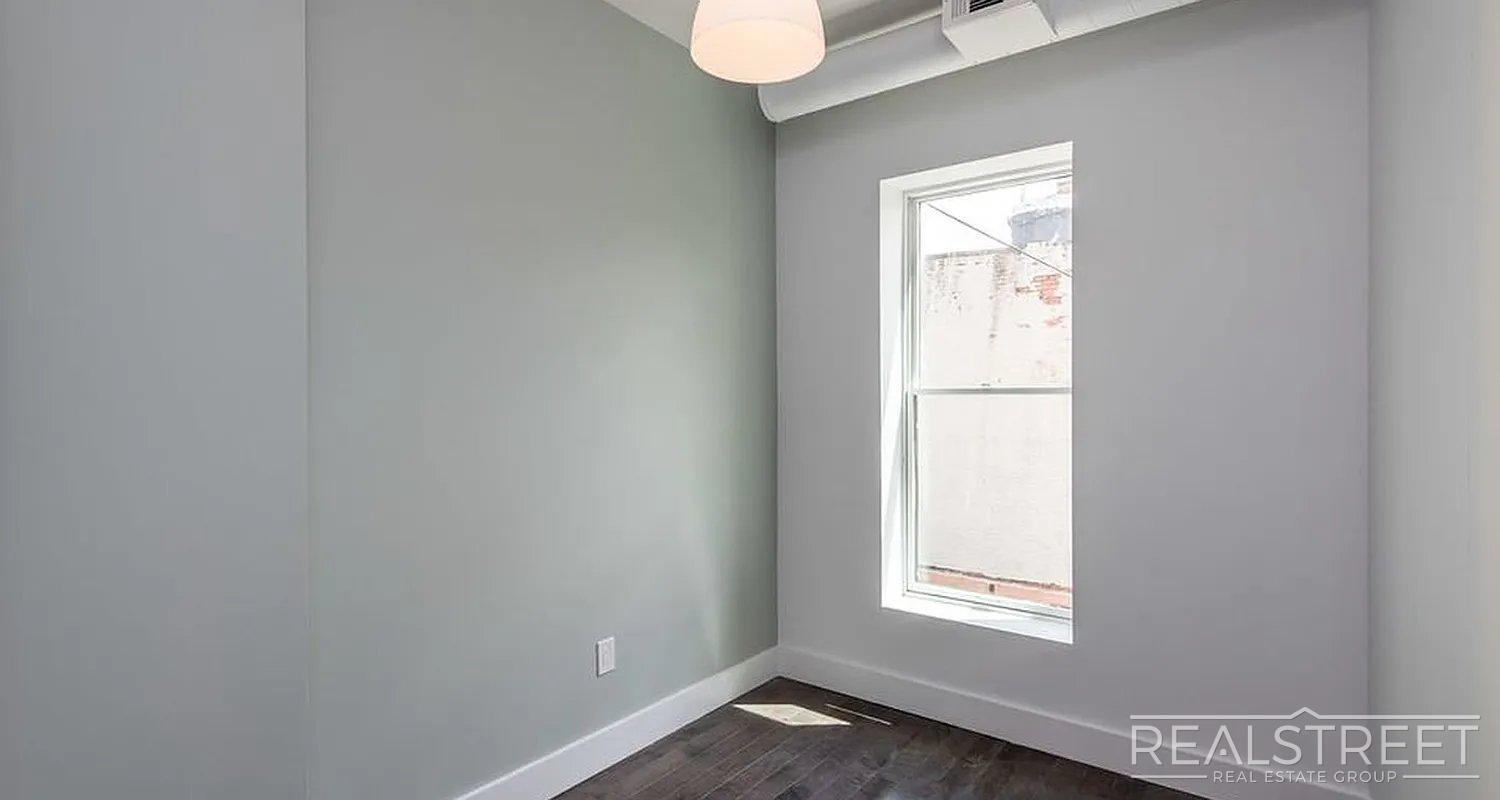 Building Photo - Massive 3 Bed (Flex 4 Bed) 3.5 Bath Duplex with Private Backyard in Bed-Stuy