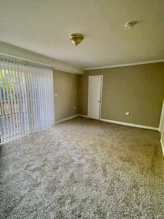 Building Photo - Must see This 4 Bedroom 2 Bath Tri Level Home. Located Close to Sugar Creek Rd and N. Tryon St