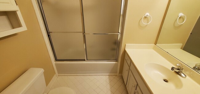 Building Photo - 2 Bedroom 2.5 Bathrooms Townhome