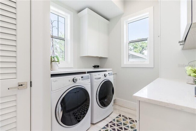 Building Photo - 580 Broadway St