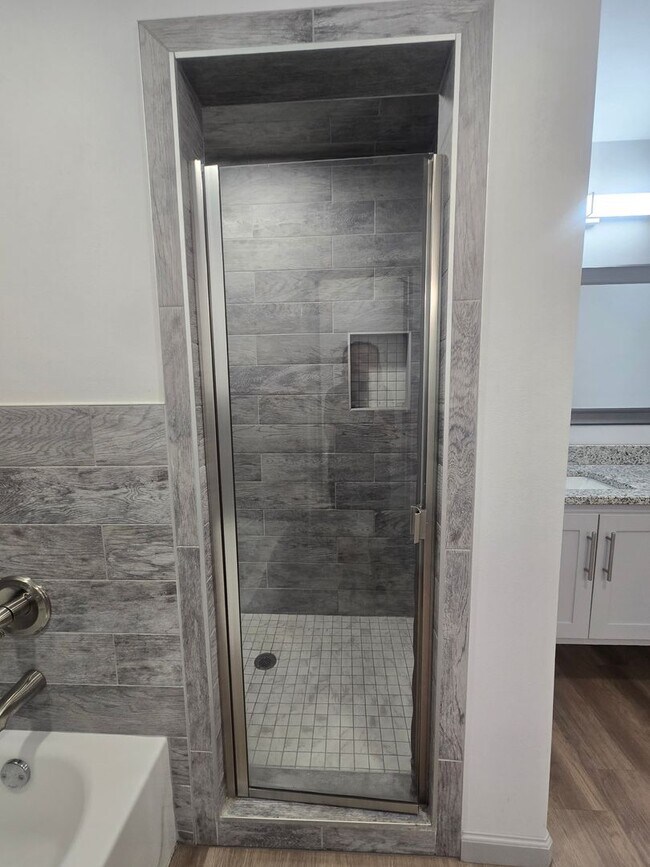 Building Photo - Spacious 4/3/2 Home with Modern Finishes and Great Location