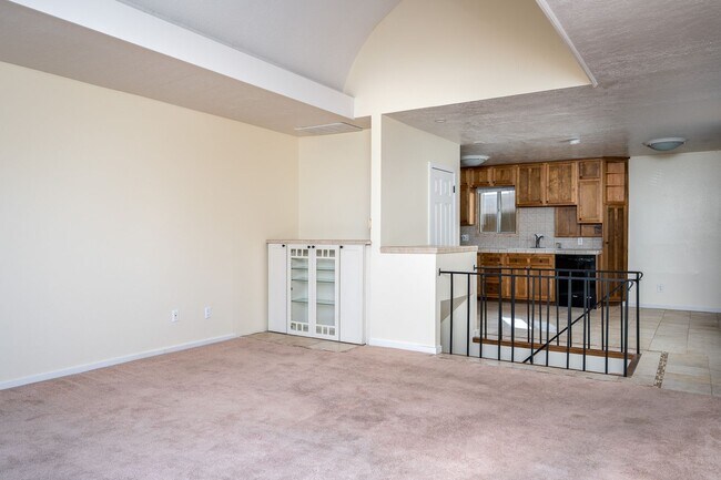 Building Photo - CONDO W/ A VIEW!!! CLOSE TO OHSU,PSU and M...