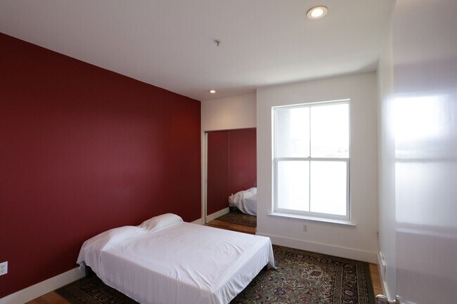 Building Photo - 371 30th St