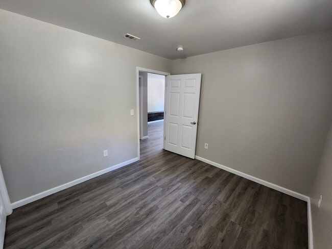 Building Photo - Spacious 3-Bedroom, 1-Bathroom Home AVAILA...